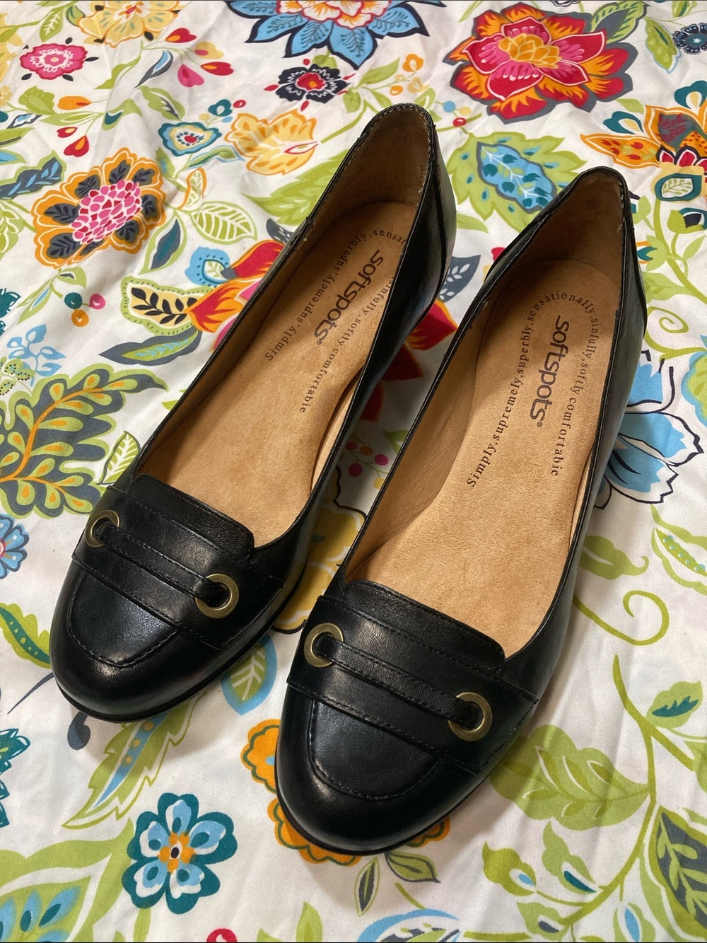 Softspots Black Leather Loafers with Gold Accents Size 7